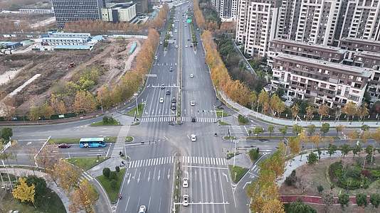 南京江宁道路车辆行驶航拍4K实拍视频视频的预览图