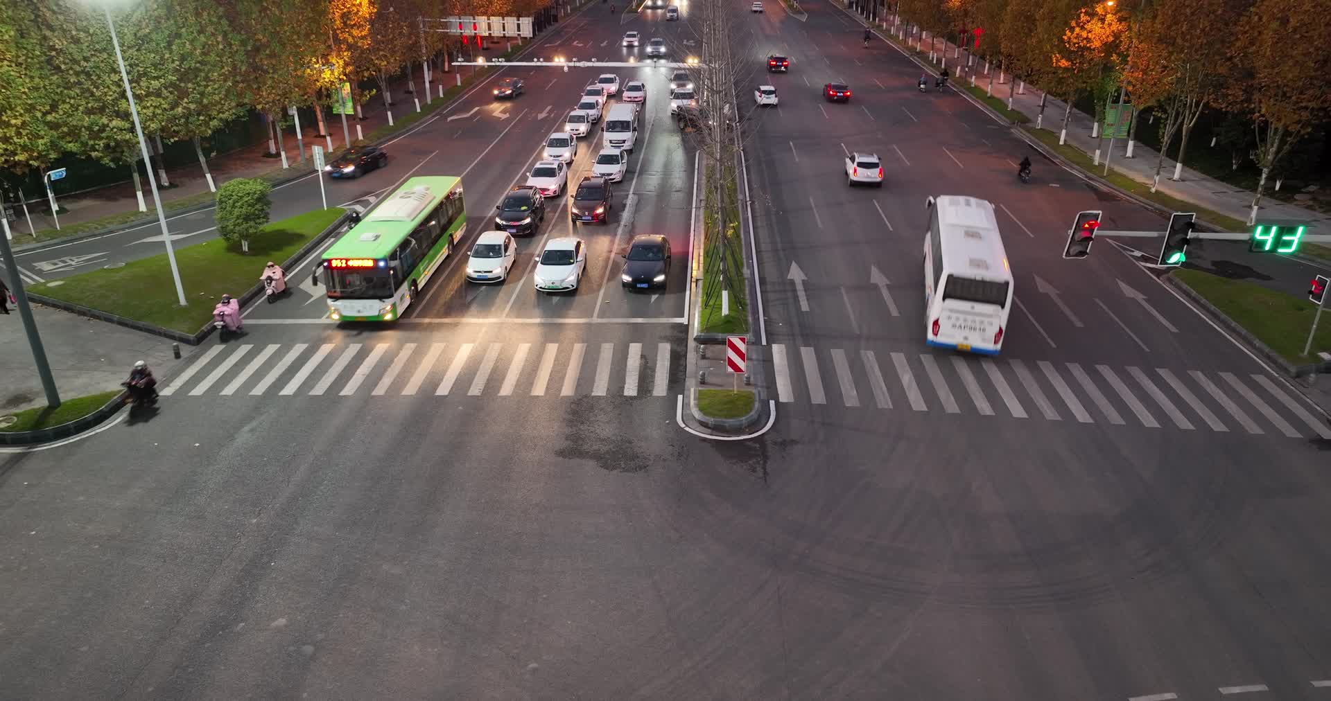 南京江宁道路车辆行驶航拍4K实拍视频视频的预览图
