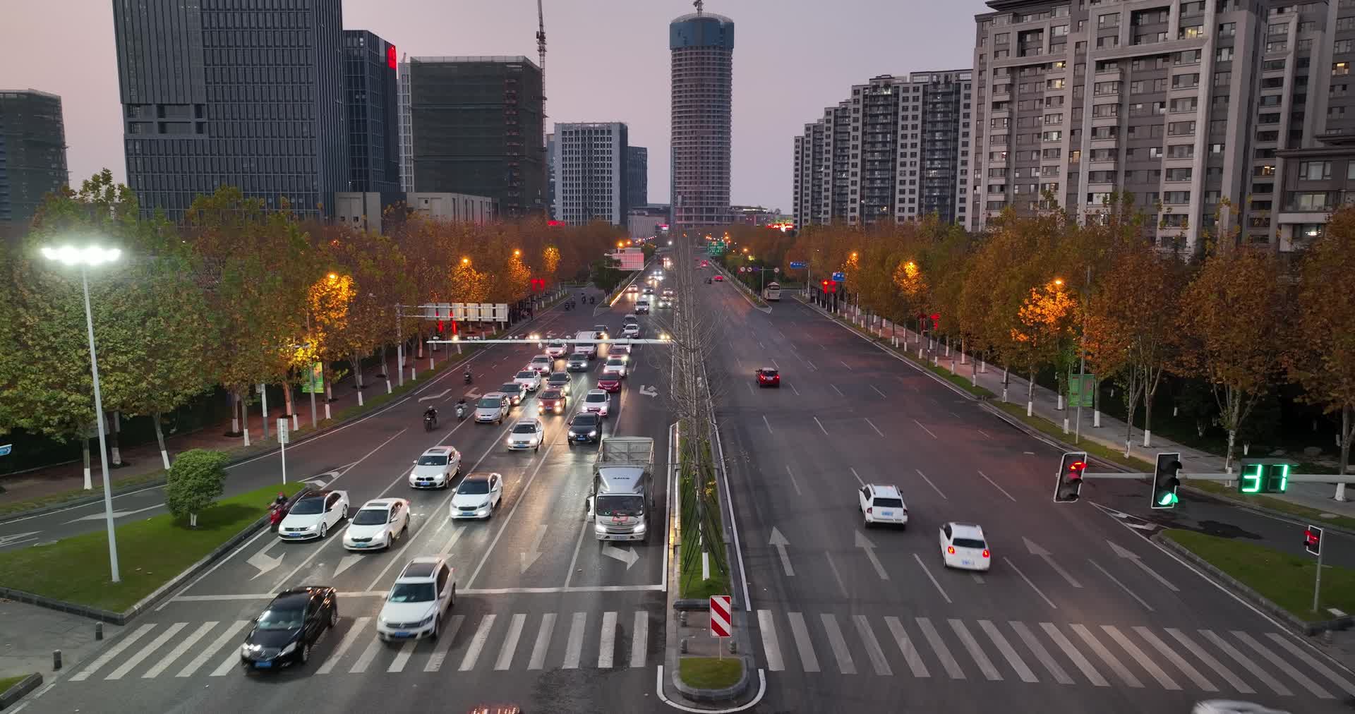 南京江宁道路车流航拍4K实拍视频视频的预览图