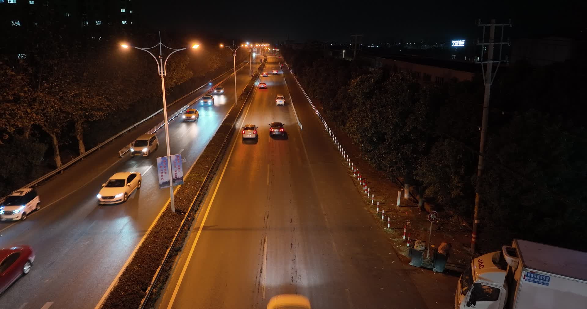 道路车流夜景航拍4K实拍视频视频的预览图