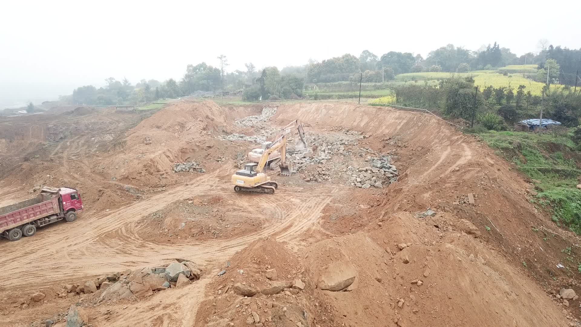 工程车施工挖掘机开山工地航拍视频视频的预览图