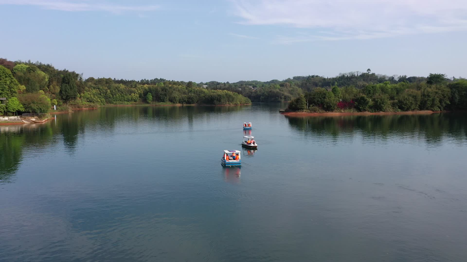 湖泊景区游玩游船休闲娱乐唯美风景视频的预览图