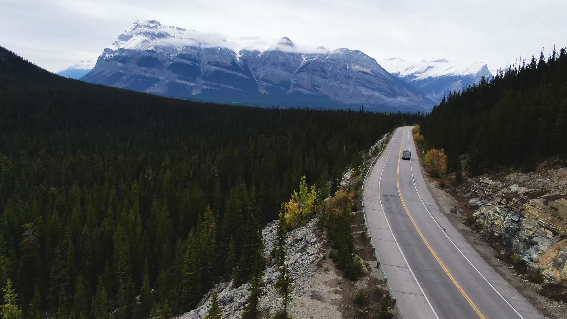 4K航拍加拿大贾斯珀国家公园视频的预览图