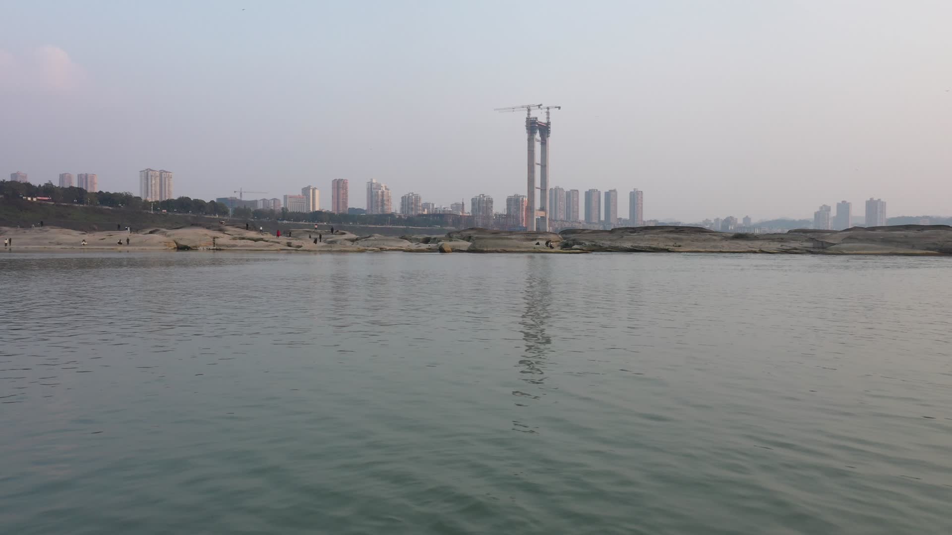 长江边修建桥梁桥墩贴近水面航拍视频的预览图