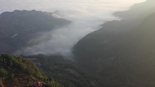 晨雾峡谷大山云雾缭绕山峦山峰美景视频的预览图