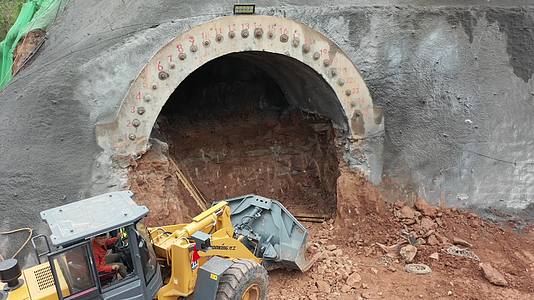 隧道修建挖掘机工地施工干活机械设备隧道口视频的预览图