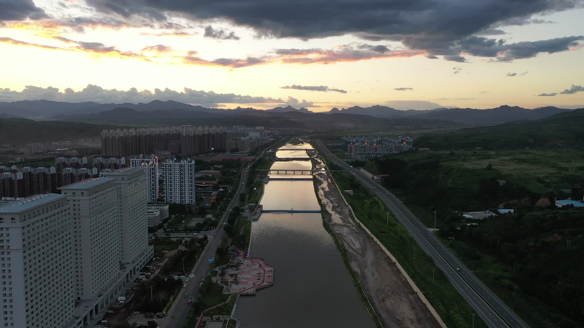 航拍承德丰宁县城黄昏景色视频的预览图