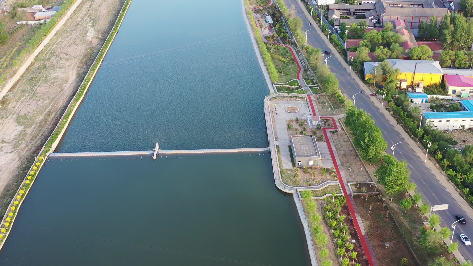 航拍承德丰宁县城河道景色视频的预览图