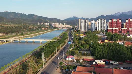 航拍承德丰宁县城河道景色视频的预览图