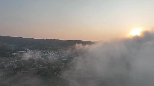 航拍湖泊田野村庄云雾日出美景视频的预览图