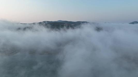 航拍湖泊田野村庄云雾日出美景视频的预览图
