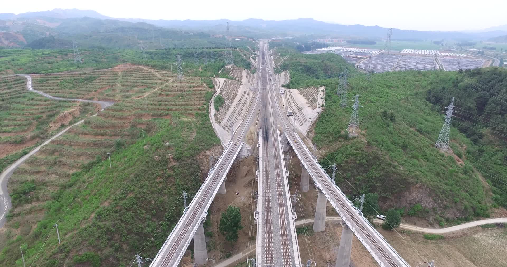航拍铁路轨道桥视频的预览图