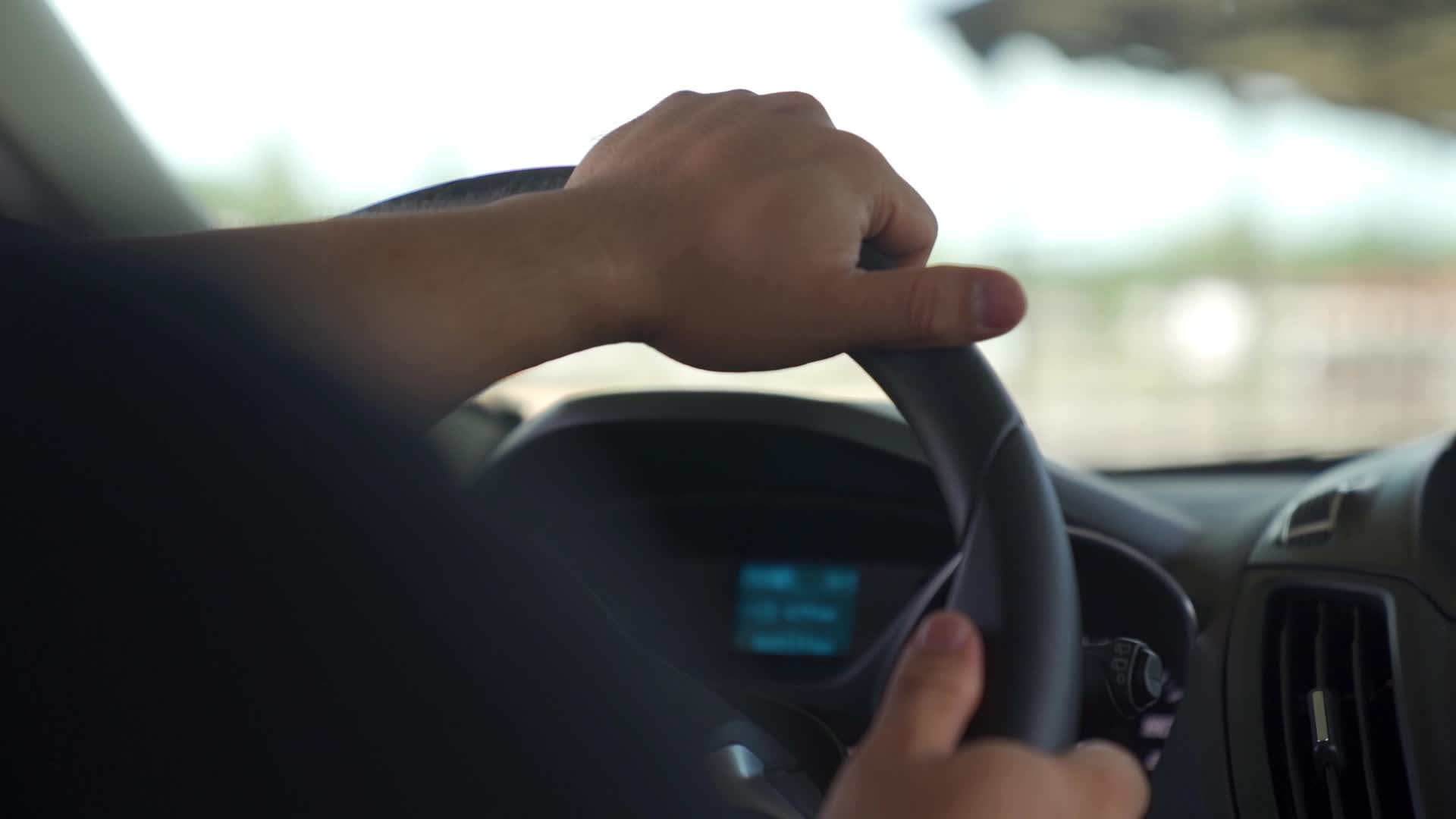 开车驾驶员汽车第一人称画面实拍视频视频的预览图