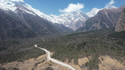 西藏日喀则吉隆县日吾班巴雪山脚下视频的预览图