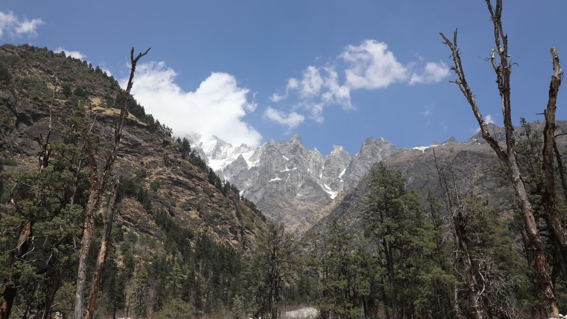 西藏日喀则吉隆县日吾班巴雪山延时视频视频的预览图