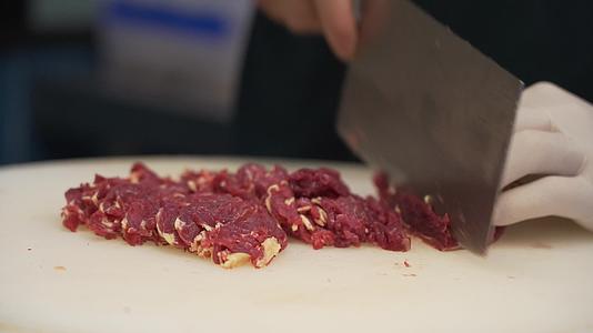实拍新鲜牛肉潮汕牛肉切牛肉新鲜牛肉腌牛肉视频视频的预览图