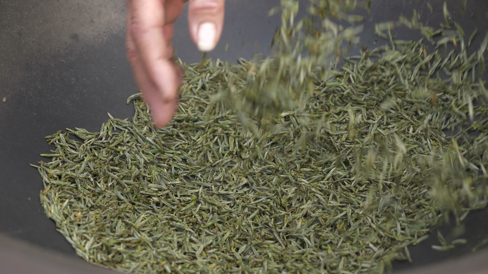手工炒茶绿茶制作工艺翻炒茶叶视频的预览图