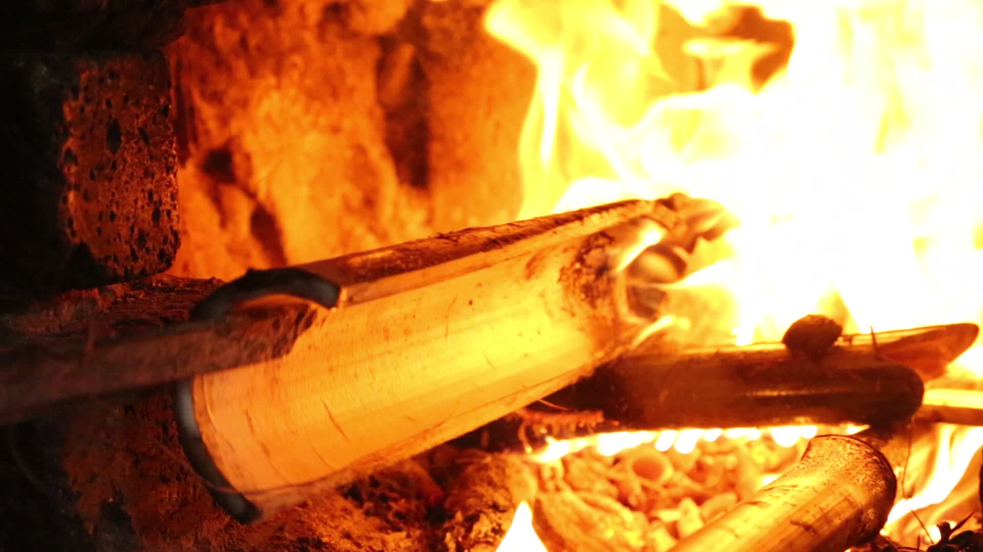 农村厨房烧柴火火焰特写干竹子燃烧视频的预览图