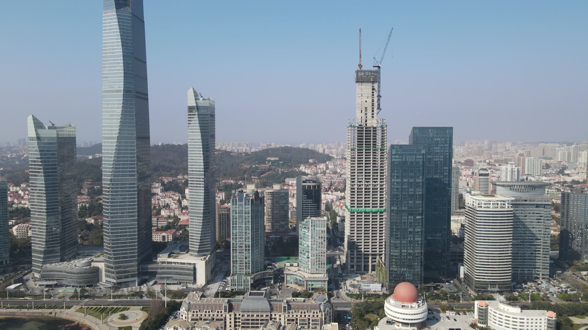 航拍山东青岛海天中心商务建筑视频的预览图