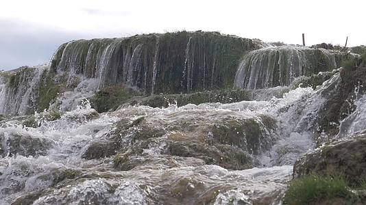 青藏高原玉树三江源瀑布清澈水流视频的预览图