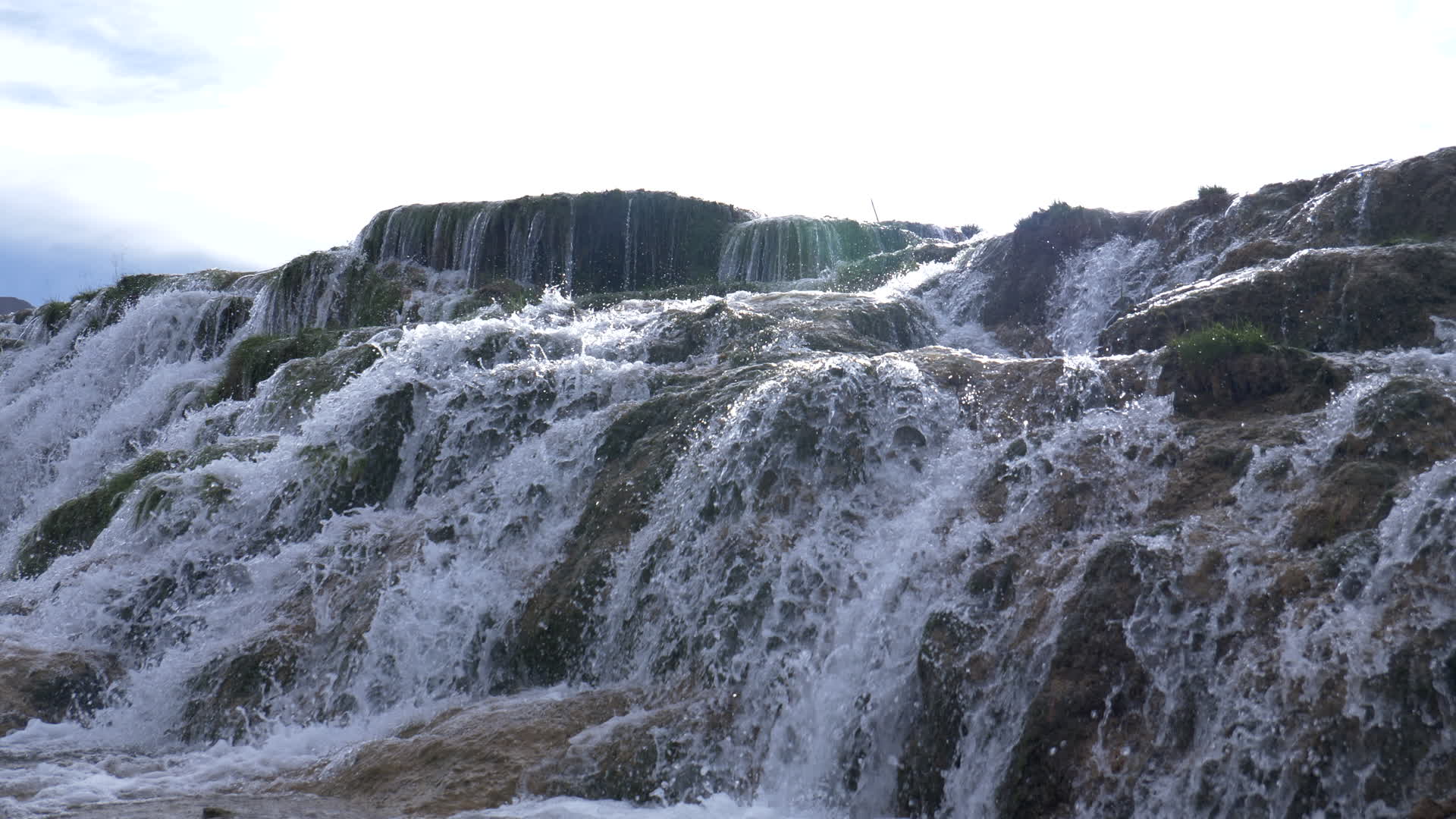 青藏高原三江源玉树瀑布视频的预览图