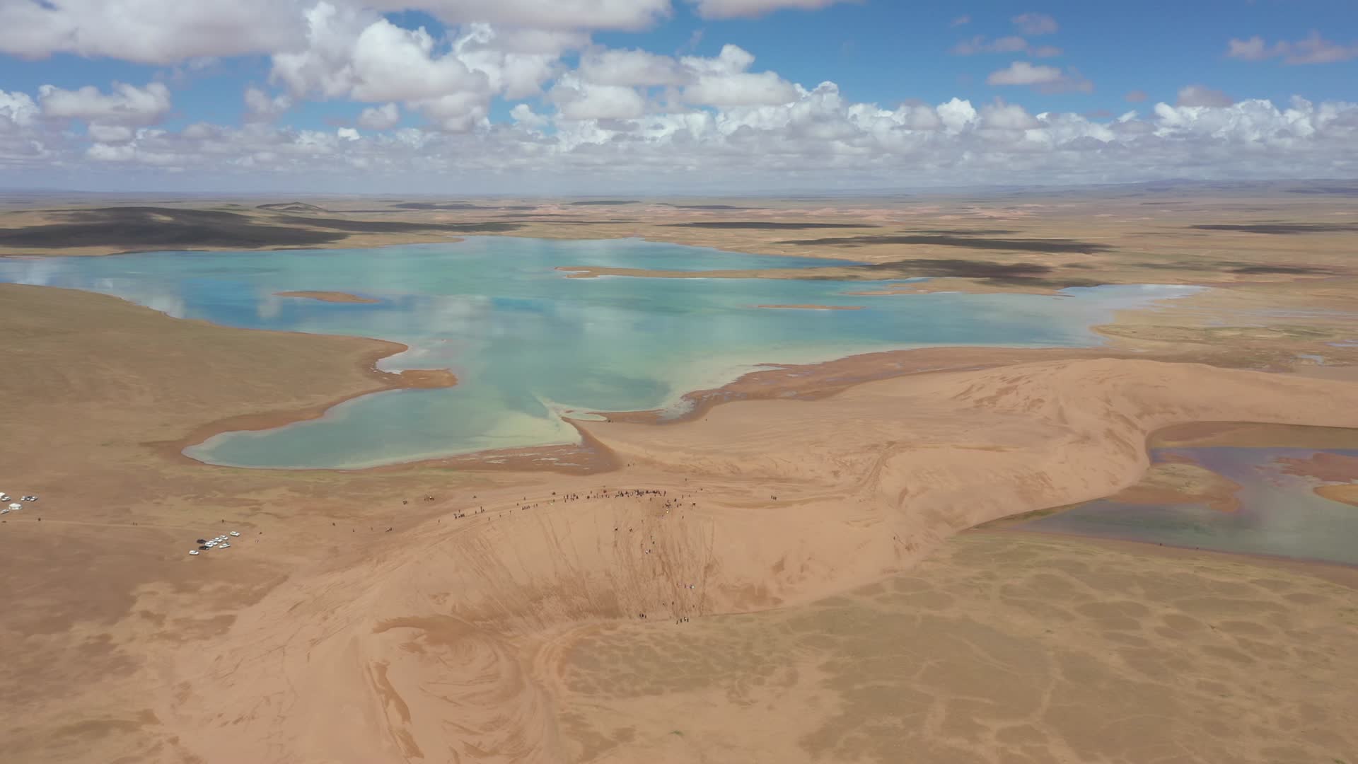 青海三江源曲麻莱沙漠湖泊4k航拍视频的预览图