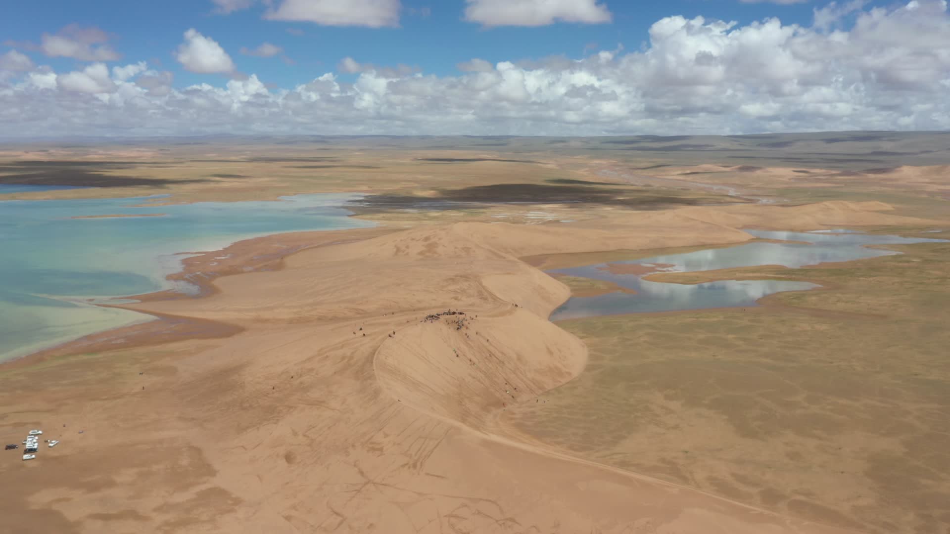 青海三江源曲麻莱沙漠湖泊4k航拍视频的预览图