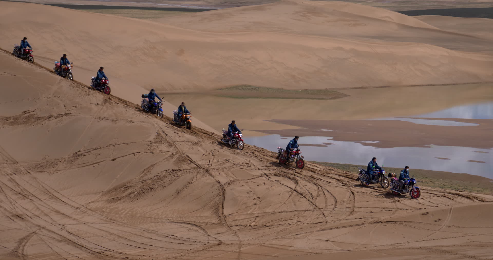 青海玉树沙漠摩托车比赛视频的预览图