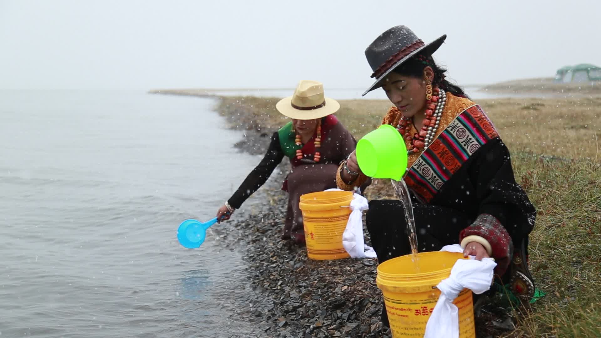 青海省三江源牧区藏族妇女打水日常生活视频的预览图