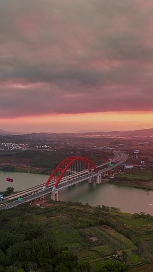 竖屏高清延时航拍六律大桥日出朝霞视频的预览图