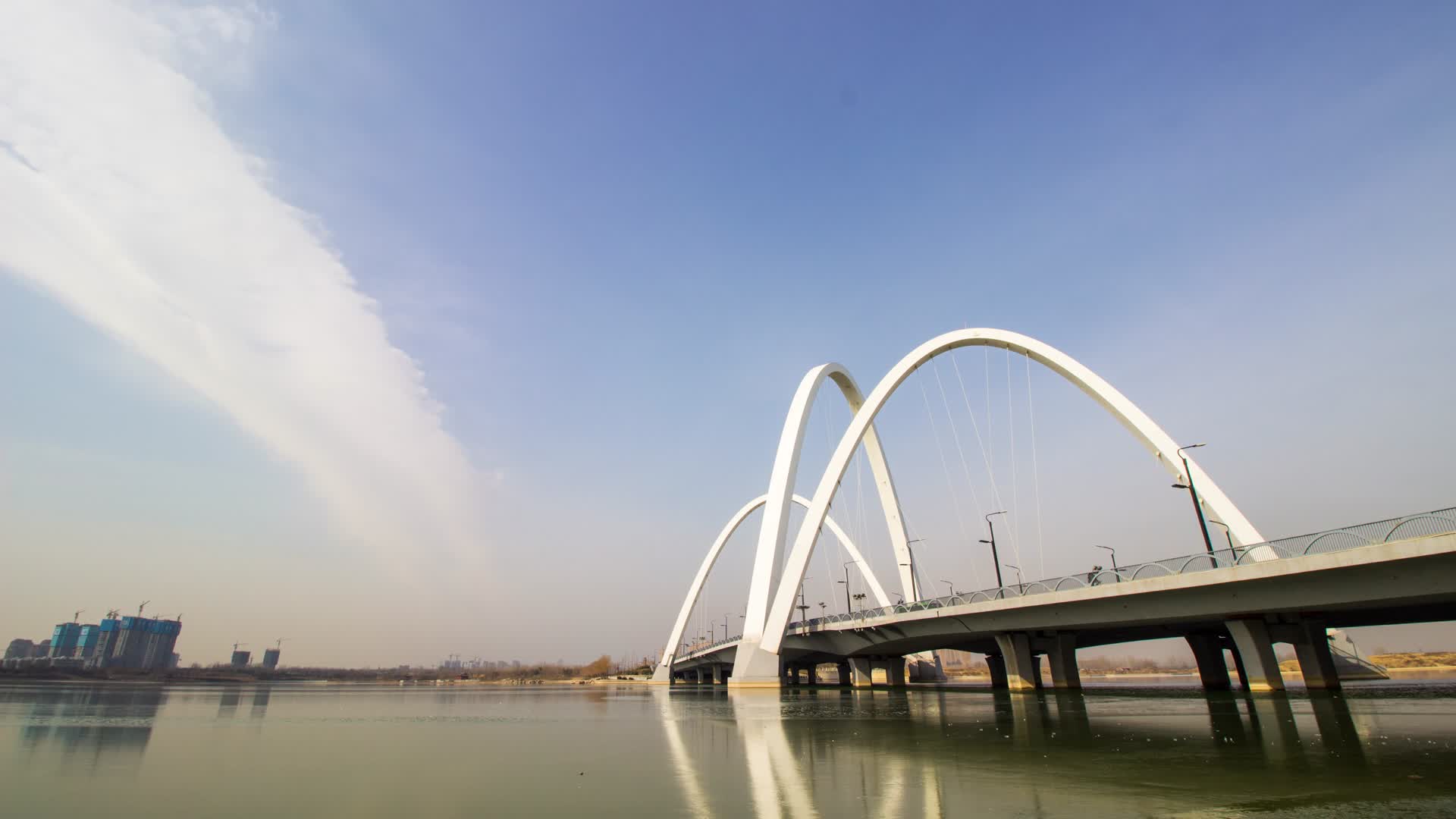 开封新区东京大桥蓝天白云4K延时实拍视频视频的预览图