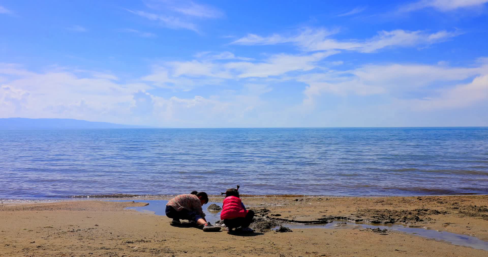 延时航拍青海湖沙岛夏季青藏铁路视频的预览图