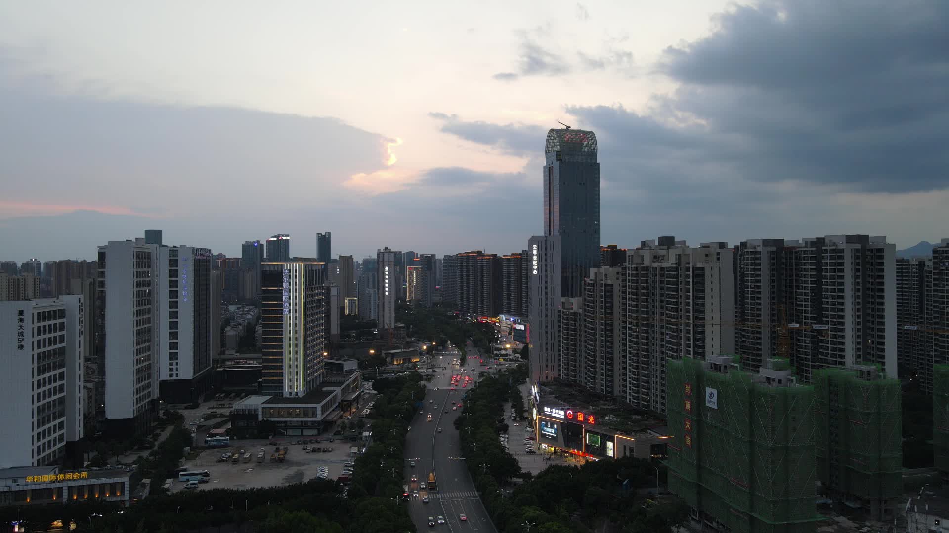 航拍江西赣州城市日落晚霞视频的预览图