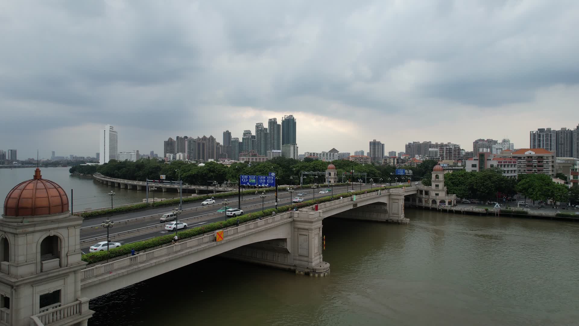 广州人民桥沙面岛白天鹅宾馆高架桥交通线视频的预览图