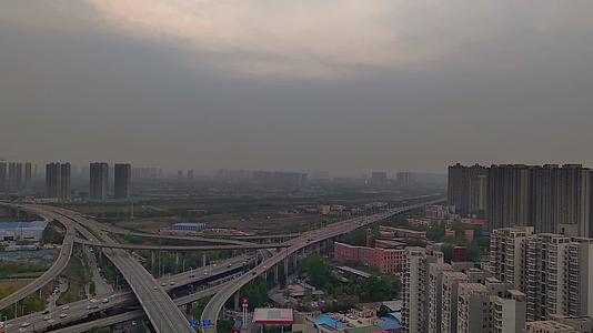 城市阴霾天空视频的预览图