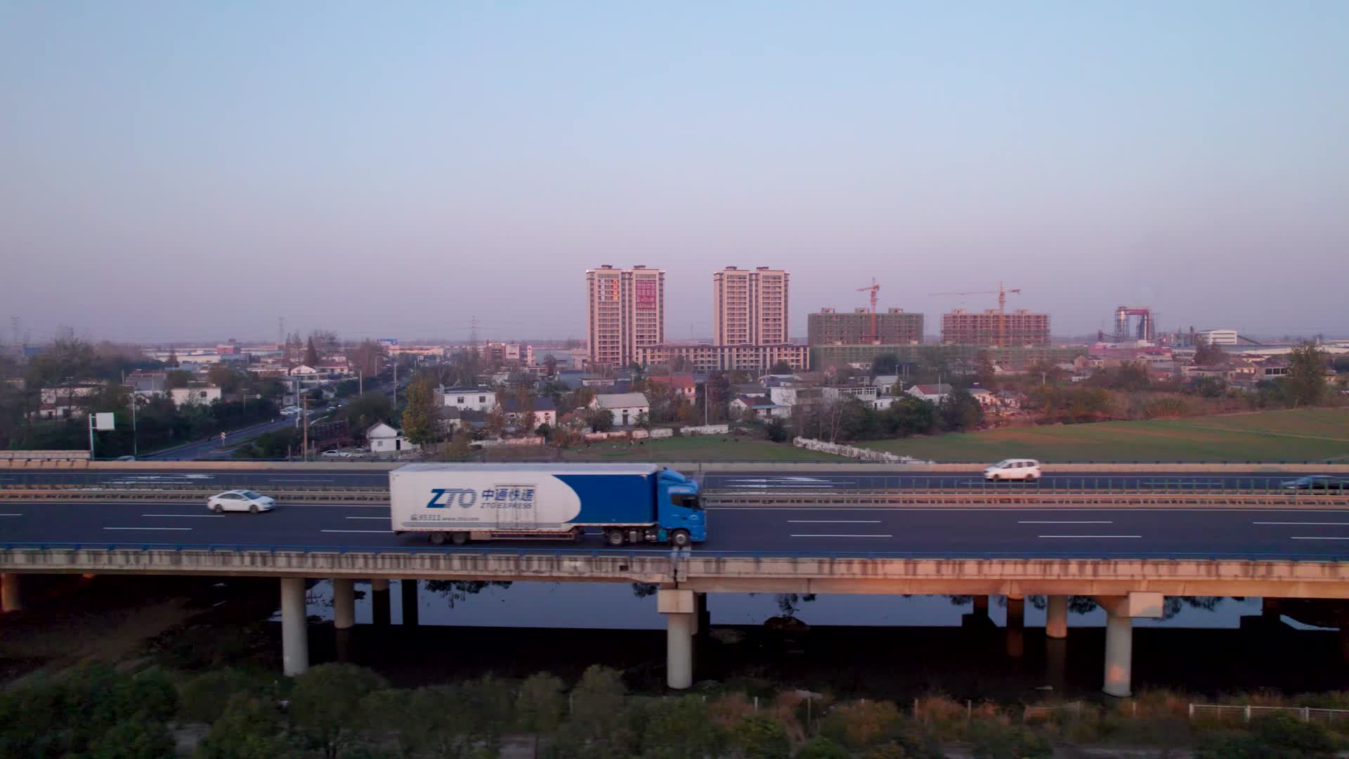 4K航拍快递大货车行驶在高速上视频的预览图