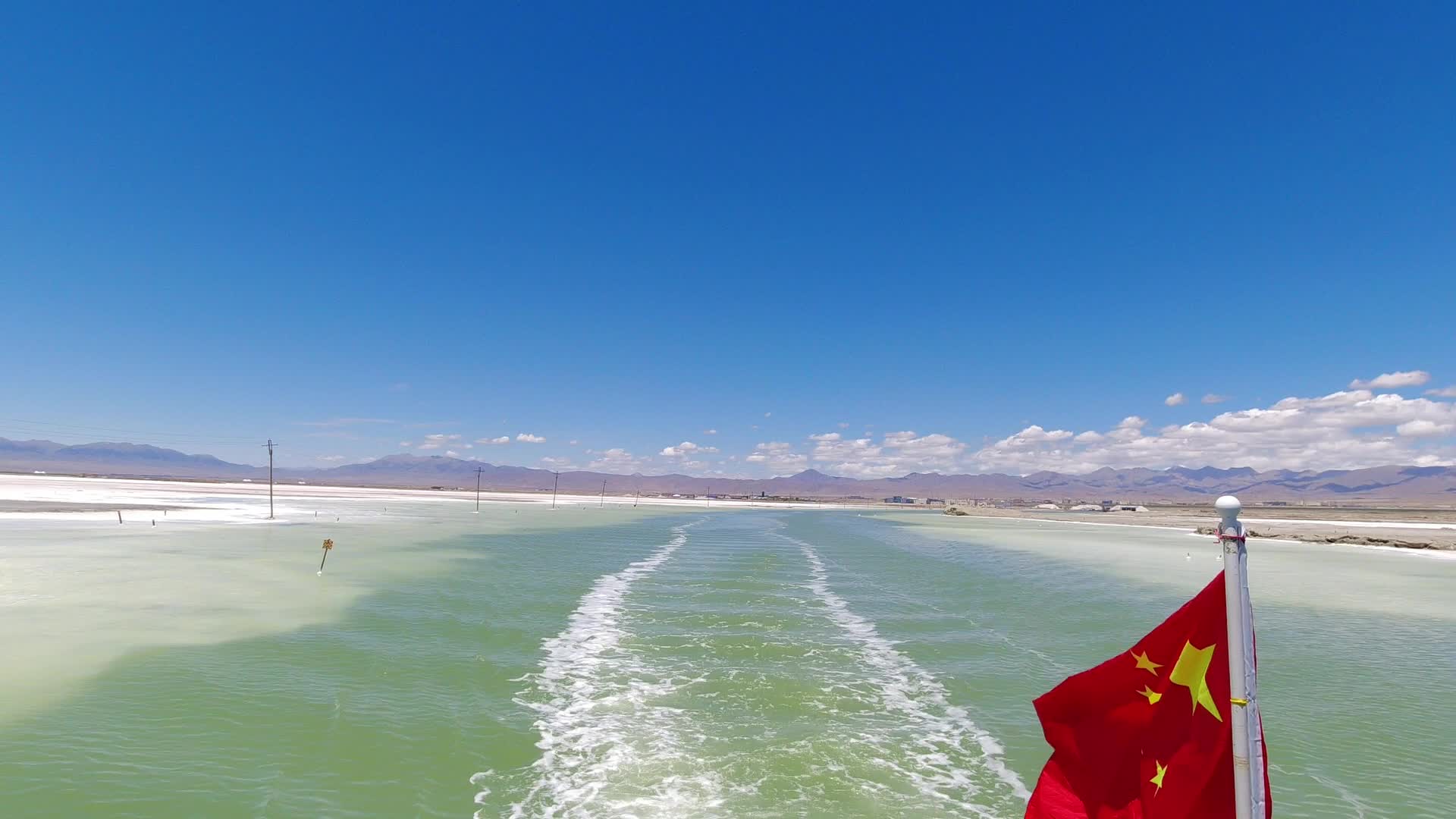 茶卡盐湖轮船向前开天空后移的视频视频的预览图