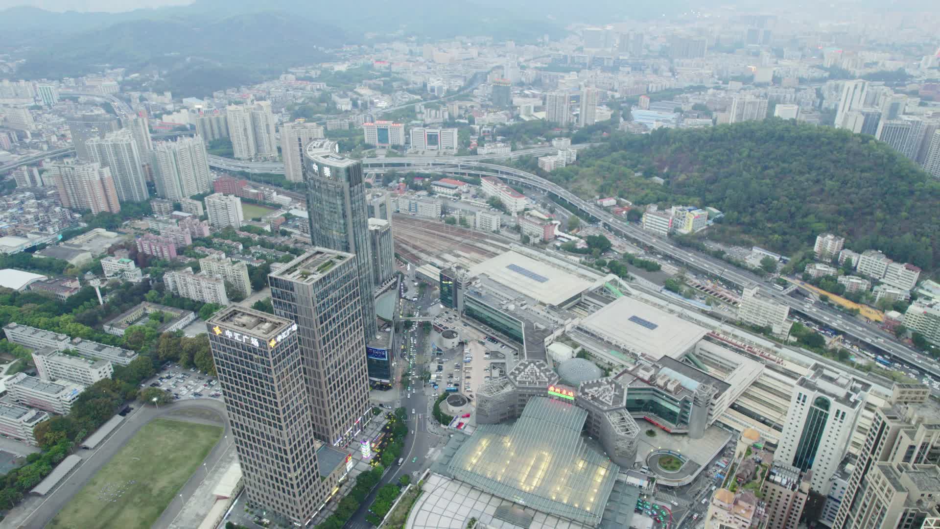 广州天河城市建筑保利中汇广场清晨视频的预览图
