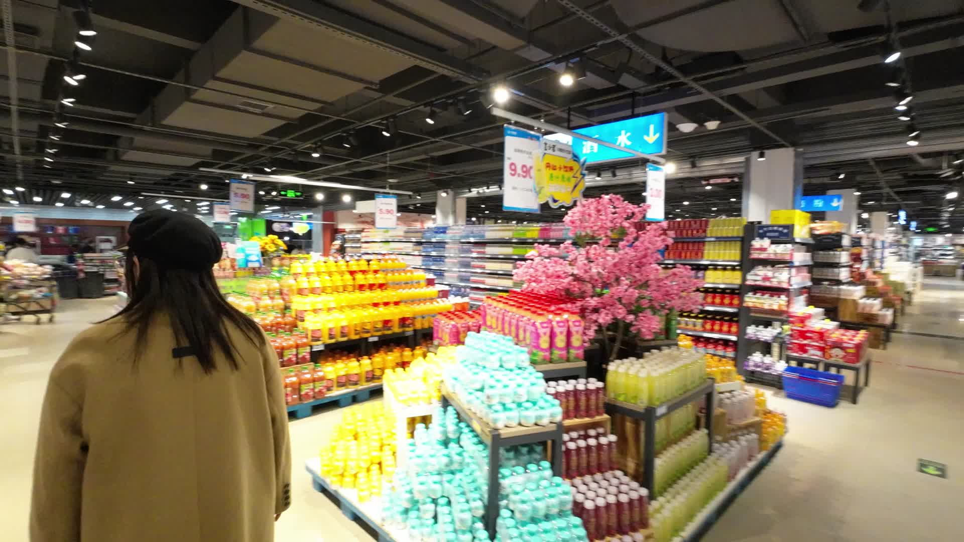 女孩在超市购物视频的预览图