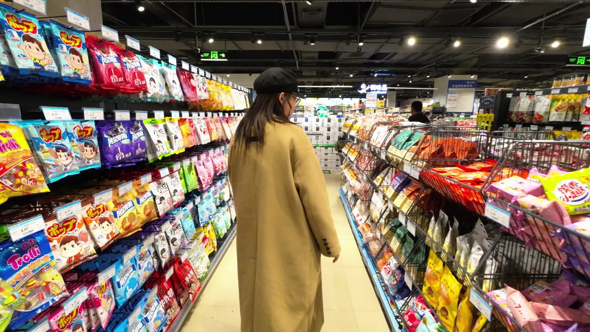 女孩在超市购物视频的预览图