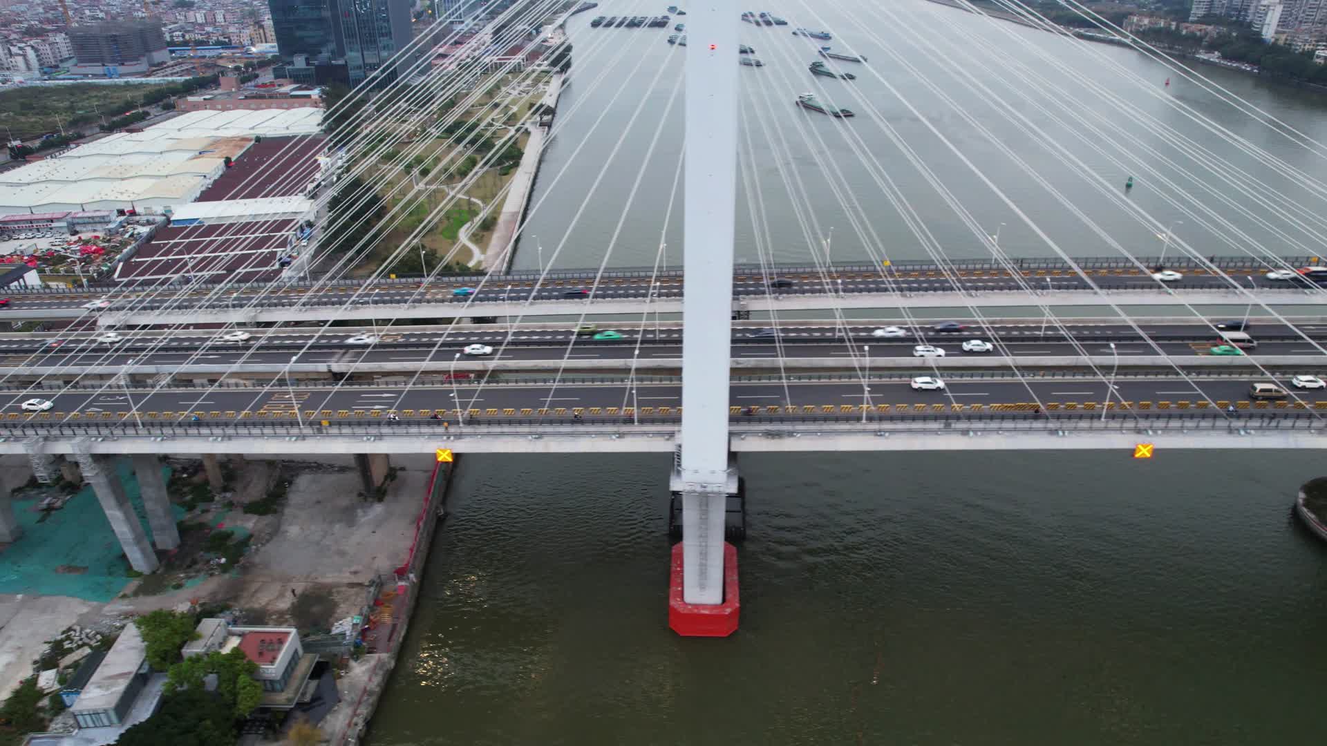 2022洛溪大桥车辆车流公交车通过大桥视频的预览图