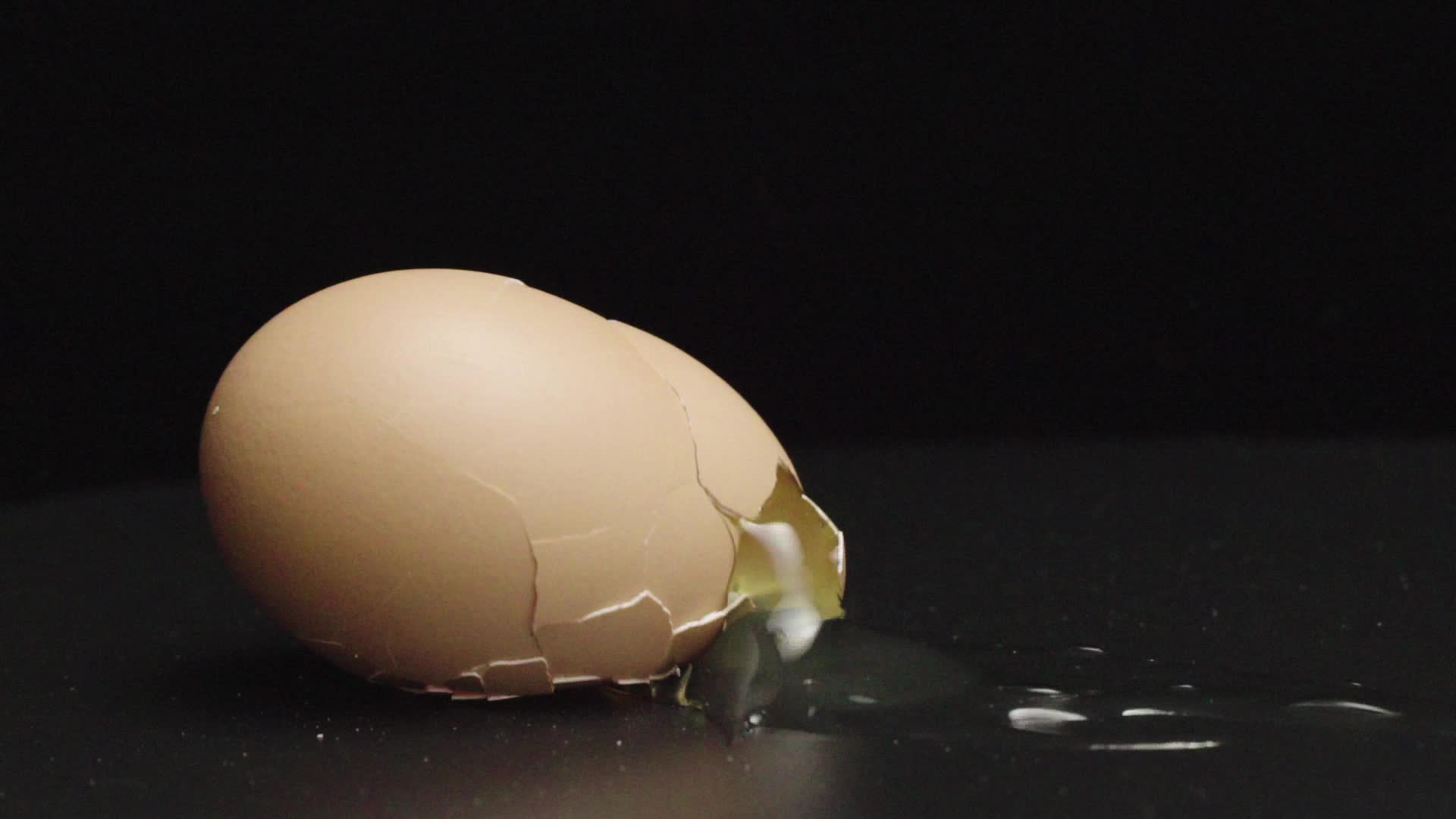 鸡蛋落下摔碎慢动作视频的预览图