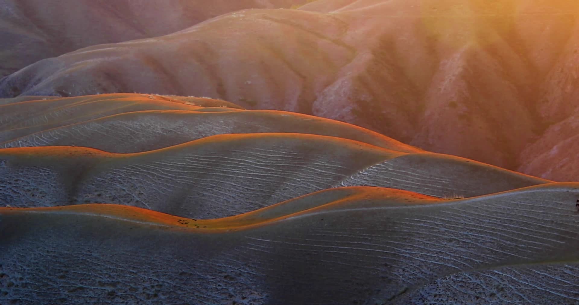 航拍新疆伊犁阔克苏大峡谷秋景4K视频的预览图