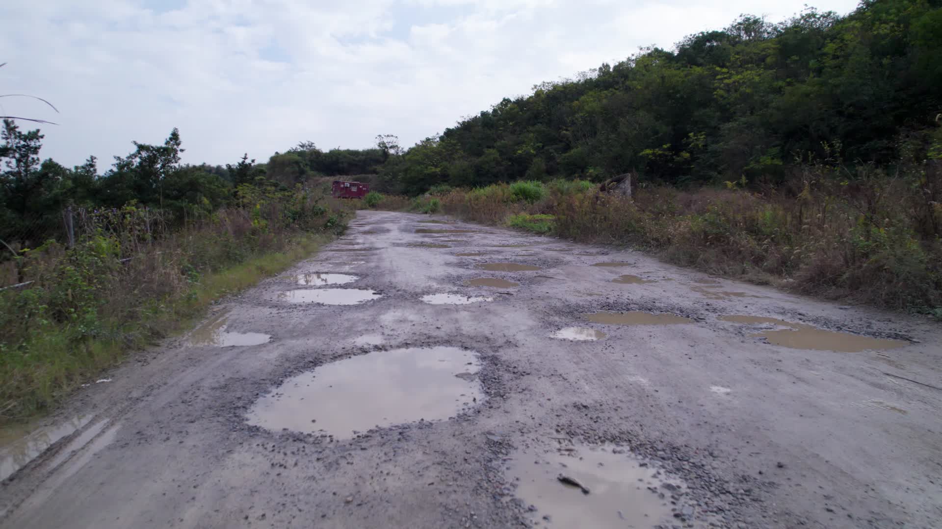 雨后坑坑洼洼的碎石路面视频的预览图