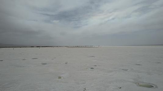 青海茶卡盐湖游客人影孤独旅行远方风雪视频的预览图