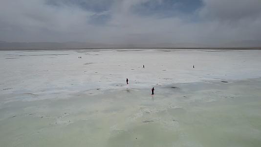 青海茶卡盐湖游客人影孤独旅行远方风雪视频的预览图