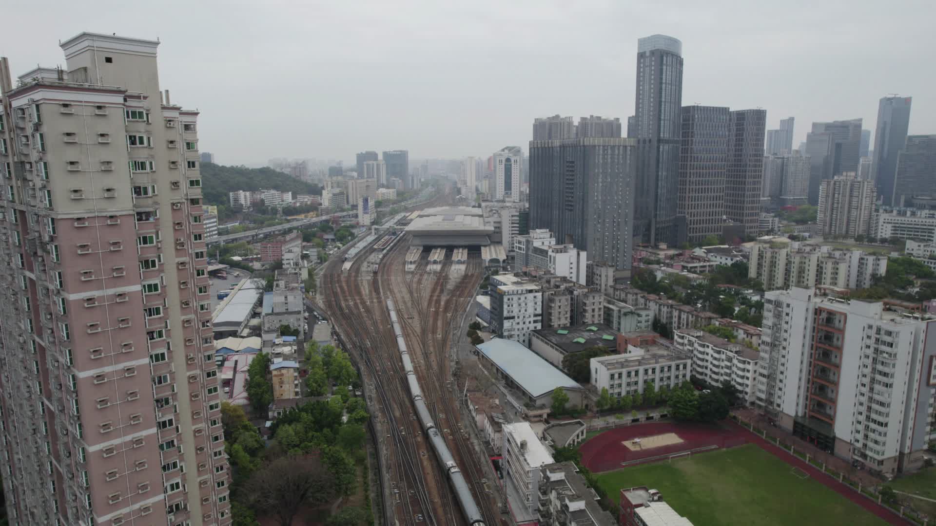 2022广州东站铁路小巷行人车辆生活视频的预览图