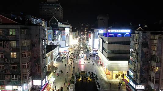 航拍青岛台东步行街夜景视频的预览图