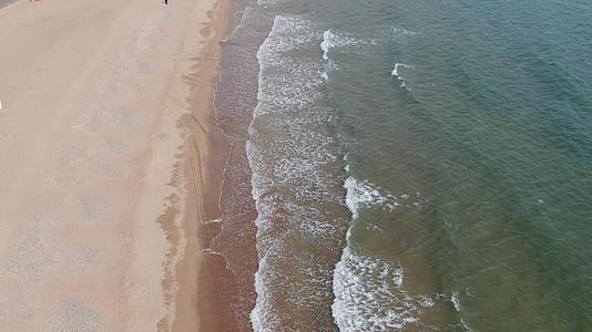 航拍大海海浪拍打沙滩视频的预览图