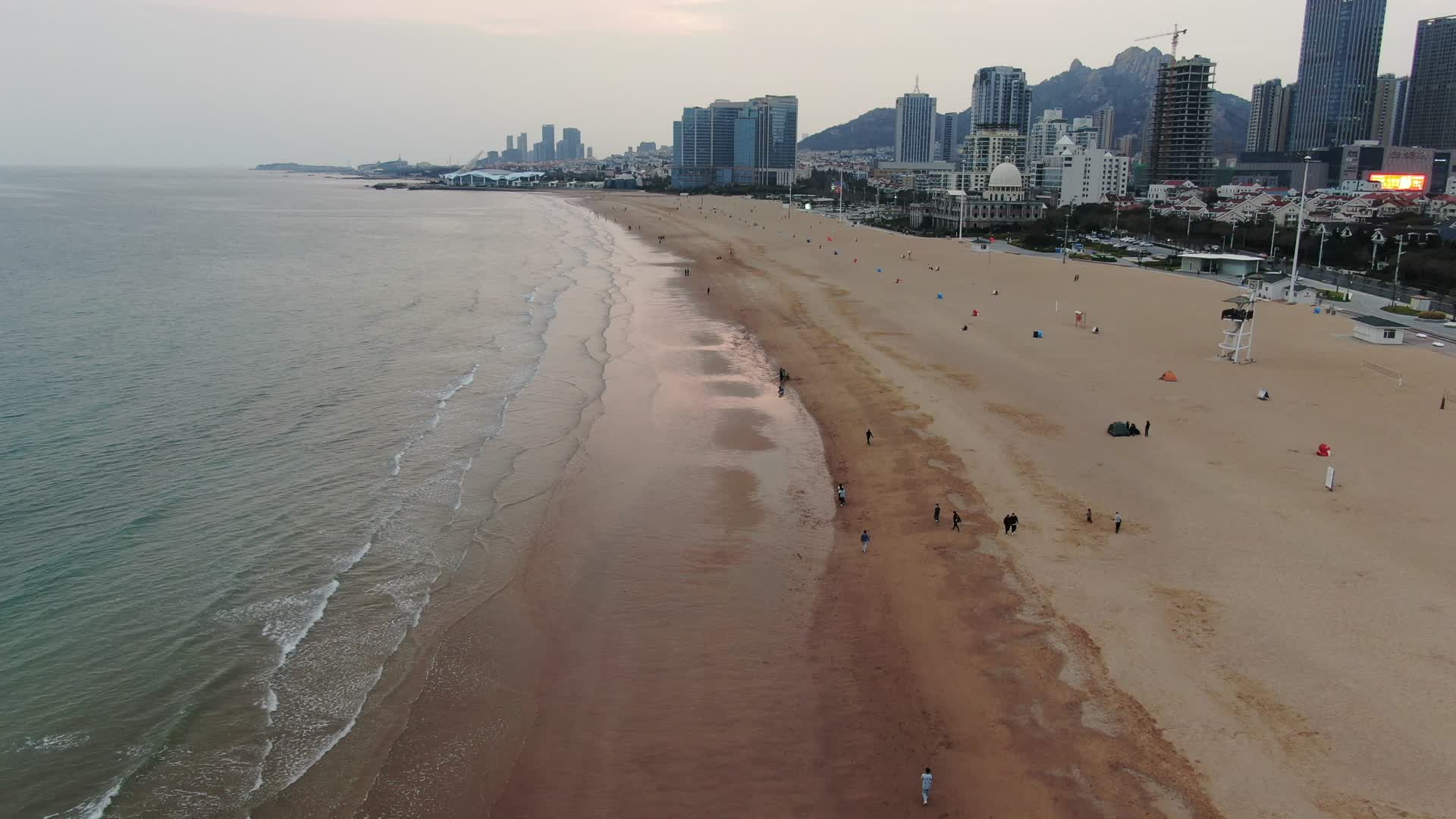 航拍大海海浪沙滩视频的预览图